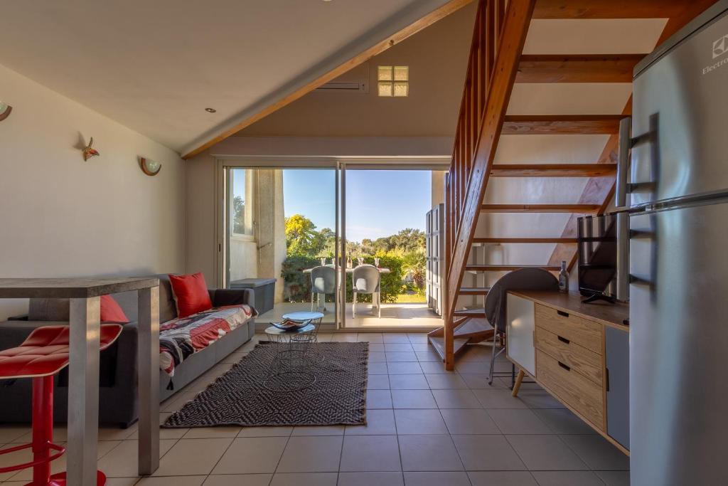 une chambre avec un lit superposé et un escalier dans l'établissement Bella Vista Porticcio - Appt climatisé, à Grosseto-Prugna