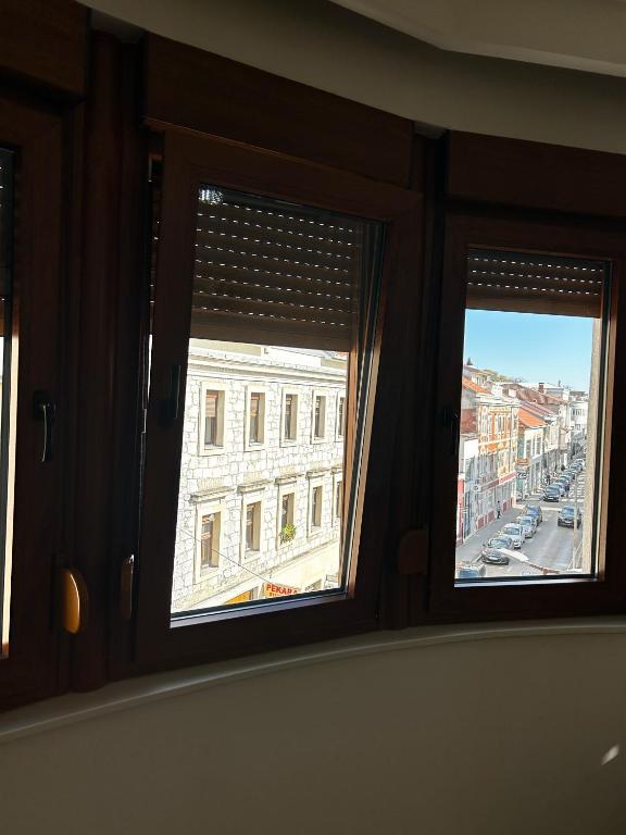 Nespecifikovaný výhled na destinaci Mostar nebo výhled na město při pohledu z apartmánu