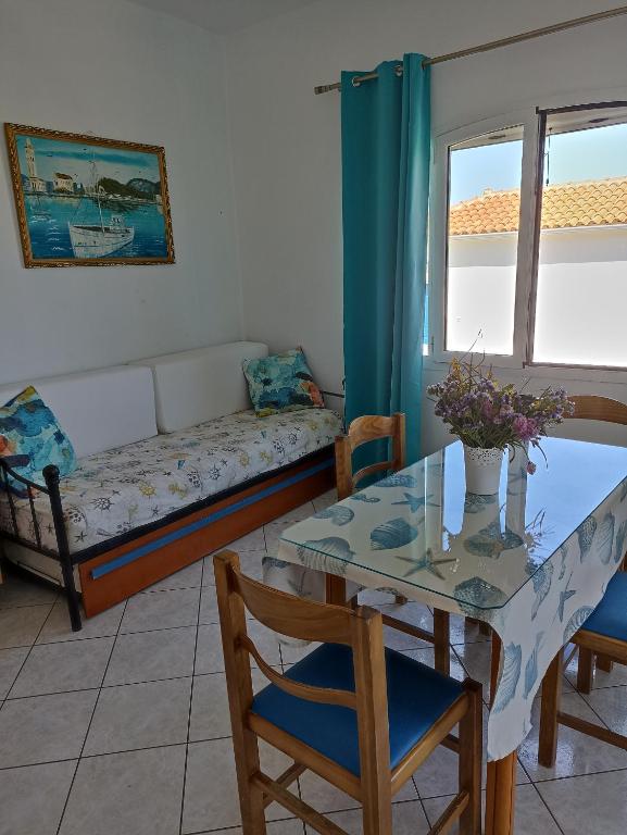 A bed or beds in a room at Απεραντο Γαλαζιο