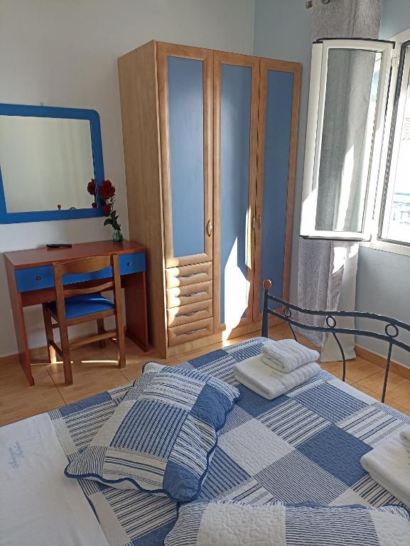 A bed or beds in a room at Απεραντο Γαλαζιο