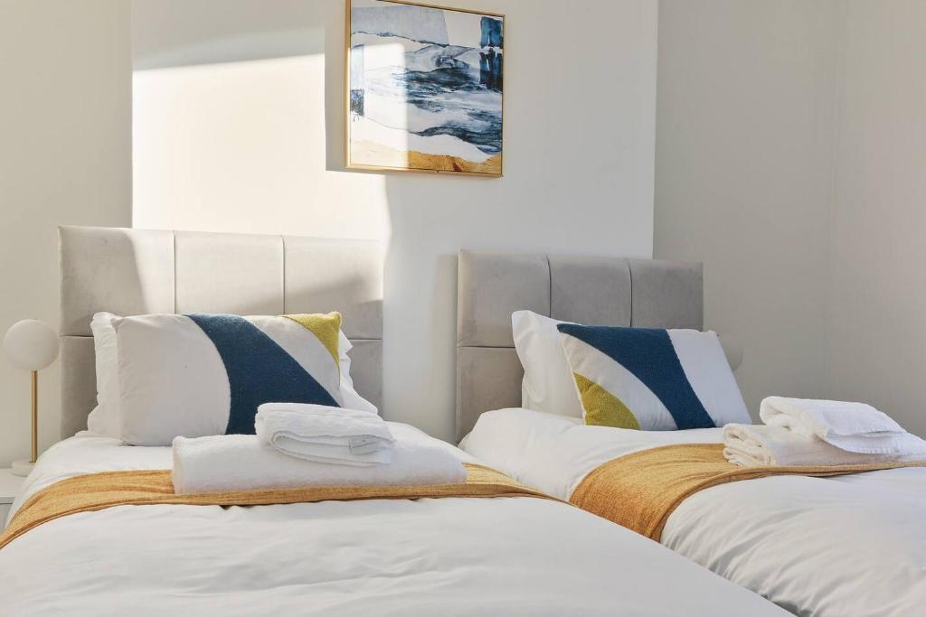 מיטה או מיטות בחדר ב-Prime Location Stylish 4-bed House Near Trent Br