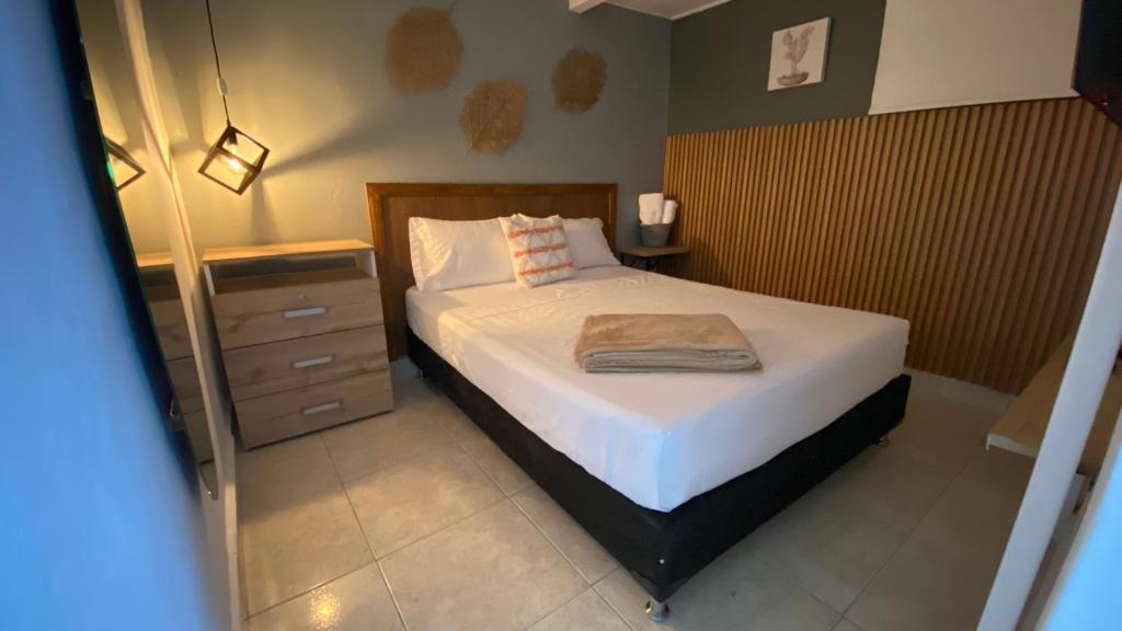 麦德林REST APARTMENT IN THE POBLADO的一间带床和床头柜的小卧室