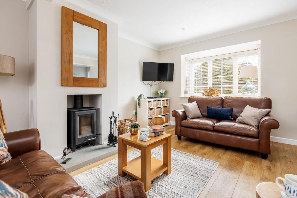 uma sala de estar com um sofá e uma lareira em Leap House em Wareham