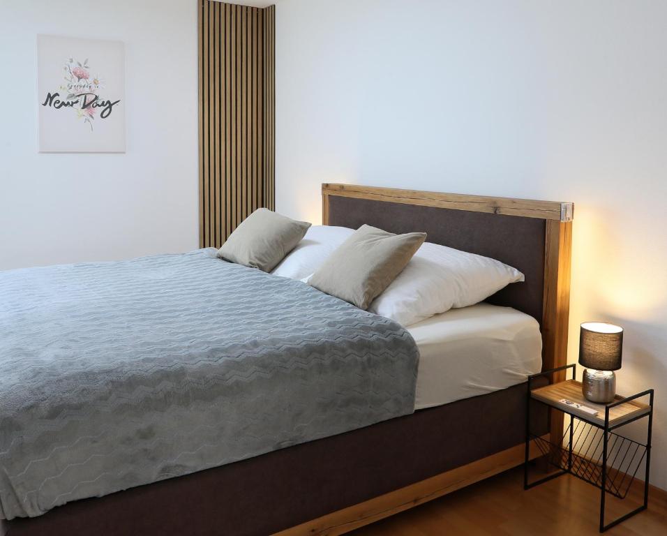 sypialnia z łóżkiem i stolikiem w obiekcie Premium 106 m2 Wohnung Top für München/Oberbayern w mieście Geretsried