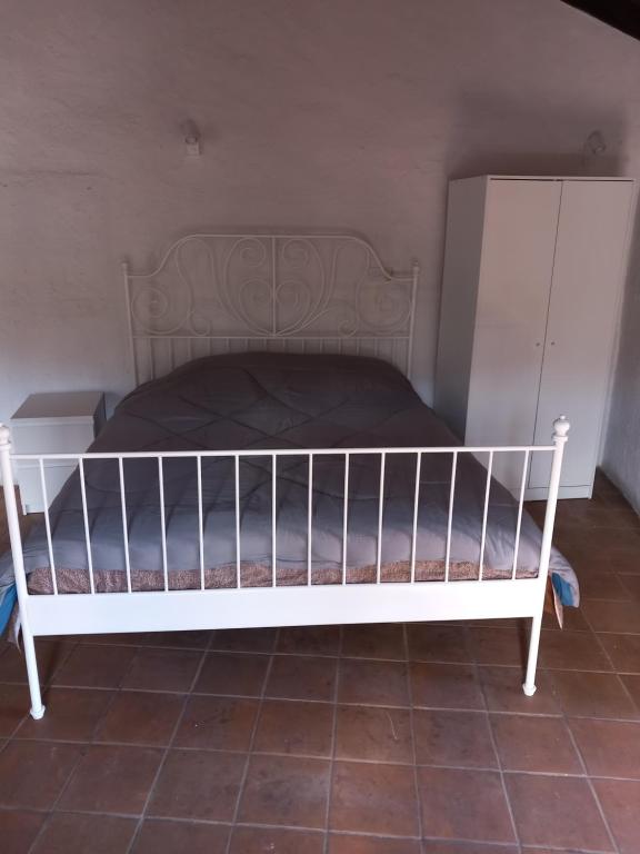 a bed in a room with a white crib at ΠΕΤΡΟΚΤΙΣΤΟ in Kakopetria