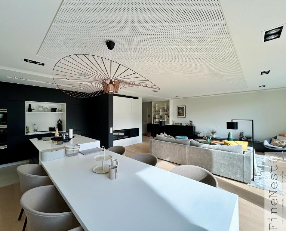 una sala de estar con una gran mesa blanca y sillas en Appartement 3 chambres "Luxury Nest Spa F1" by FineNest en Spa