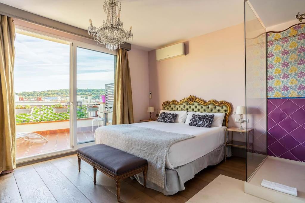 een slaapkamer met een groot bed en een groot raam bij Canela Homes BARCELONA SEPULVEDA in Barcelona