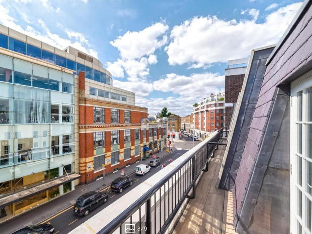 Blick auf eine Straße in einer Stadt mit Gebäuden in der Unterkunft 3 bedroom penthouse with balcony in London