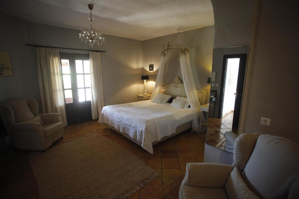 A bed or beds in a room at La Posada del Torcal