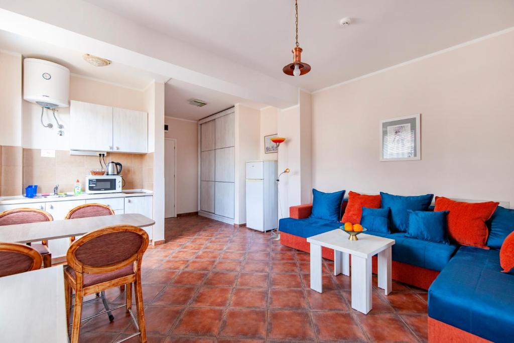 Mila & Aleksandr Apartments - 10