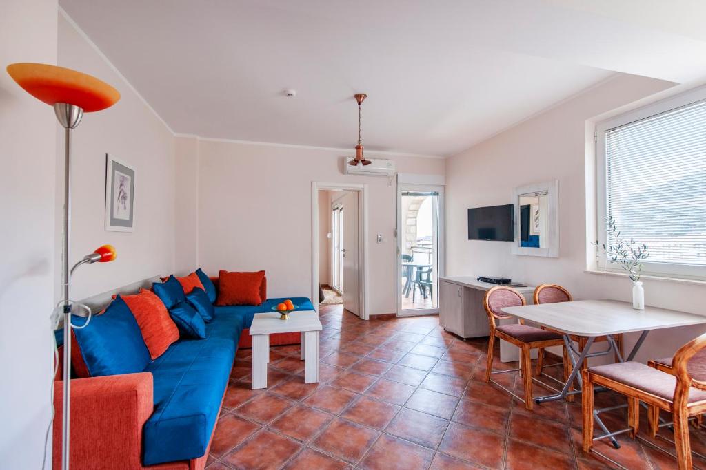 Mila & Aleksandr Apartments - 9