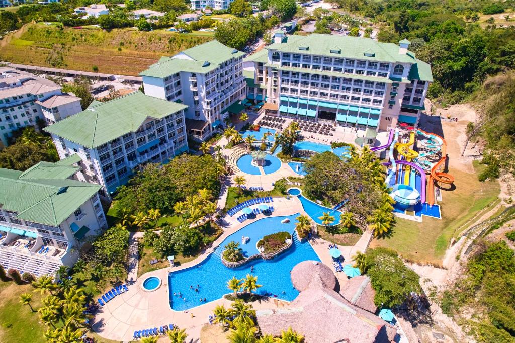 eine Luftansicht eines Resorts mit einem Wasserpark in der Unterkunft Gran Evenia Bijao - All Inclusive in Playa Blanca