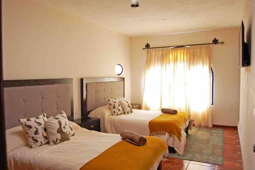 เตียงในห้องที่ Hermosa Casa en Caracol Dorado