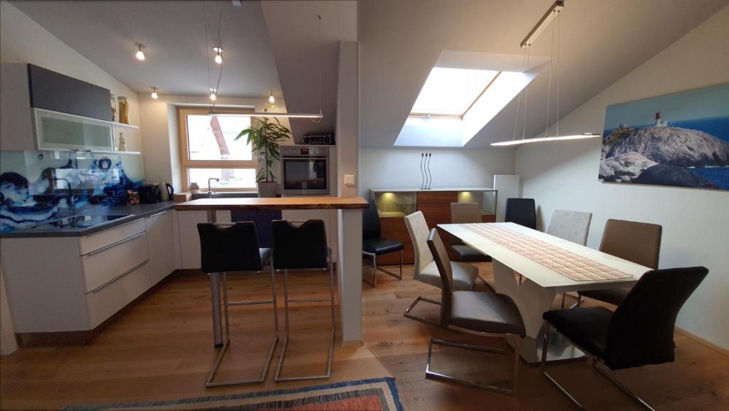 cocina y comedor con mesa y sillas en Apartment Niesenpoint, en Albersdorf