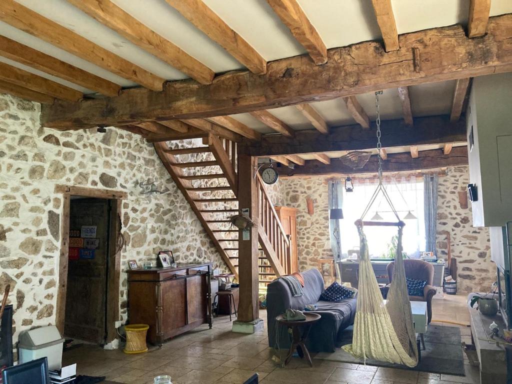 - un salon avec un hamac suspendu au plafond dans l'établissement Maison au cœur du Pays-Basque, à Mendionde