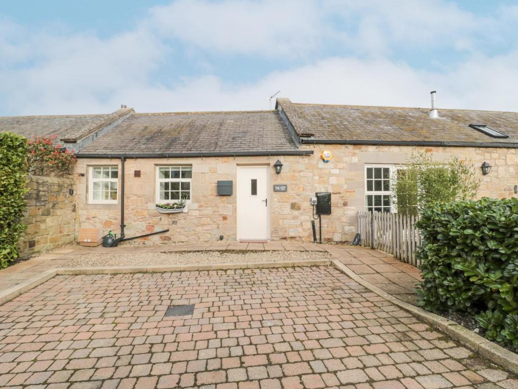 シーハウシズにあるLittle Ternの白い扉のある古い石造りの家