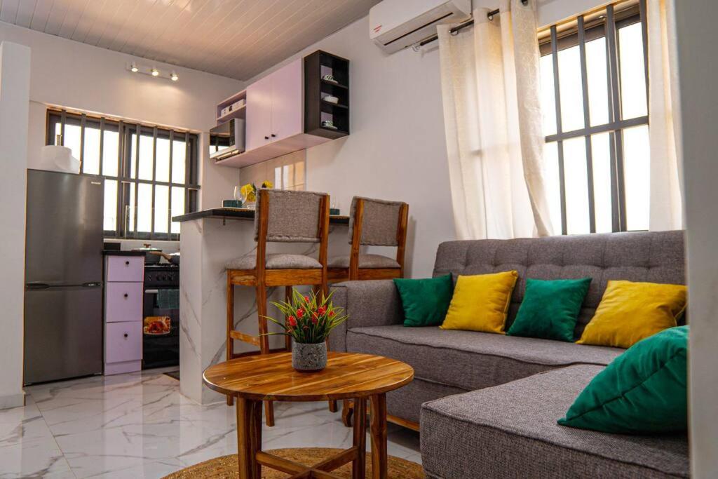 uma sala de estar com um sofá e uma mesa em Le Nid des Lys em Lomé