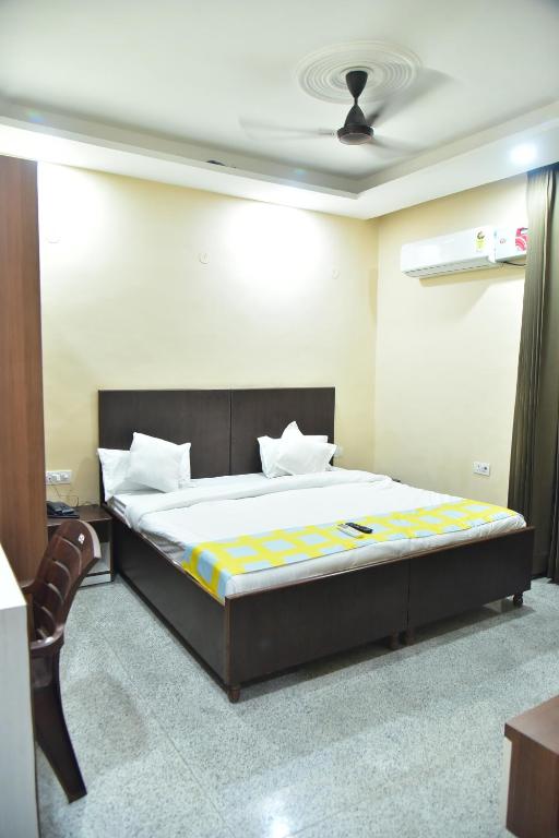 Postel nebo postele na pokoji v ubytování Hotel Wedlock subhash chowk Gurgaon