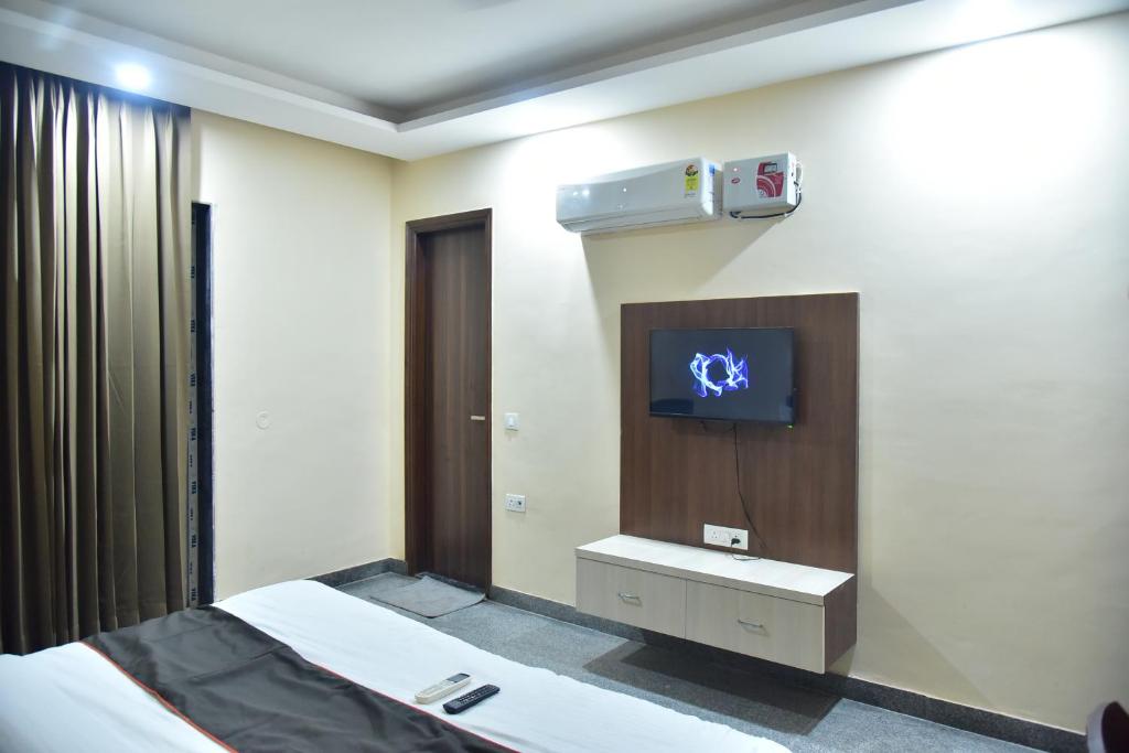 TV a/nebo společenská místnost v ubytování Hotel Wedlock subhash chowk Gurgaon