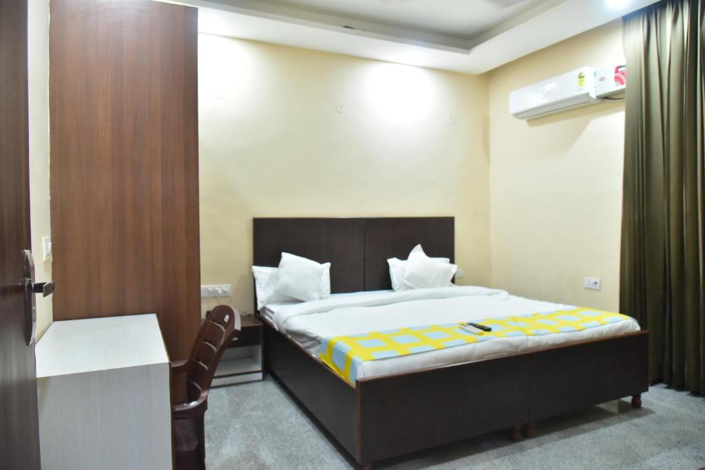 Postel nebo postele na pokoji v ubytování Hotel Wedlock subhash chowk Gurgaon