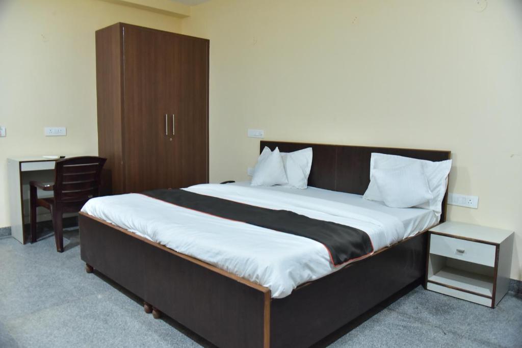 Postel nebo postele na pokoji v ubytování Hotel Wedlock subhash chowk Gurgaon