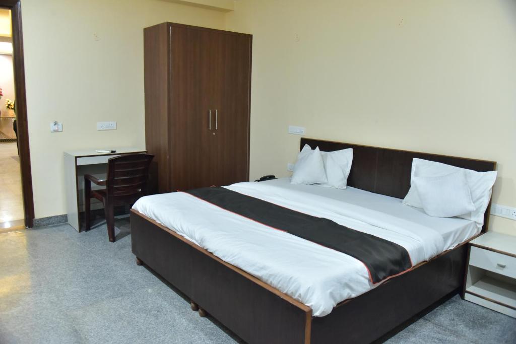 Postel nebo postele na pokoji v ubytování Hotel Wedlock subhash chowk Gurgaon
