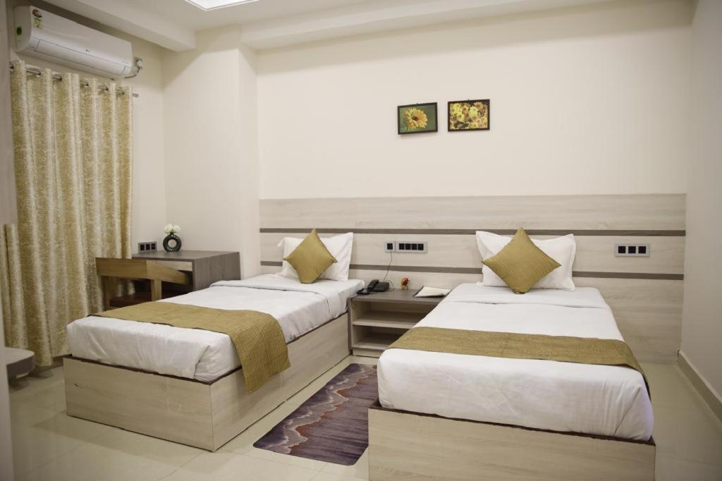Hotel- The Yellow Queen tesisinde bir odada yatak veya yataklar