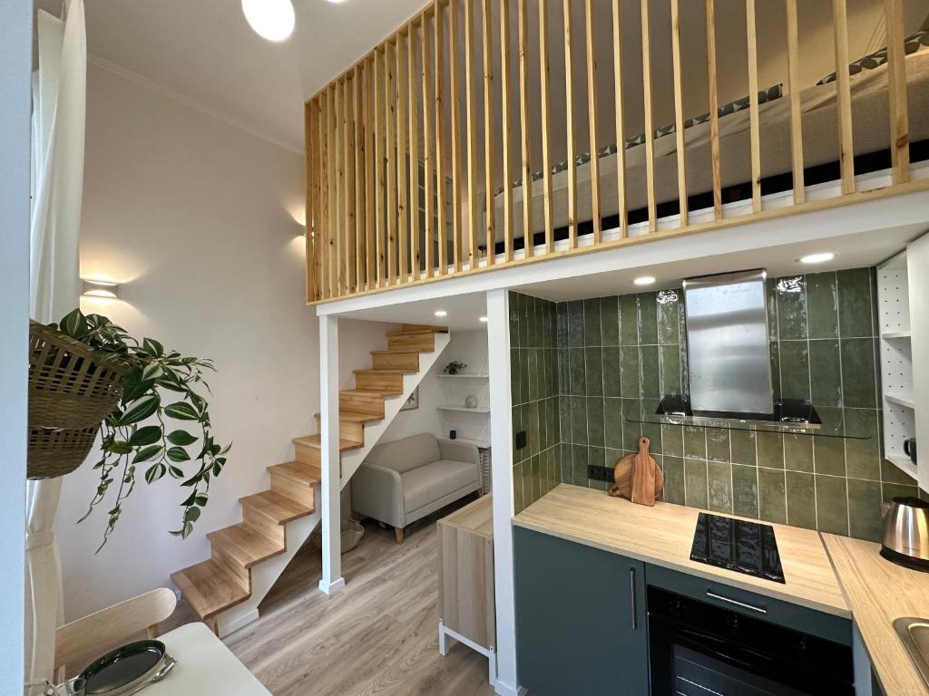 uma cozinha com uma escada e uma sala de estar em dFive Arena Tiny Home em Budapeste