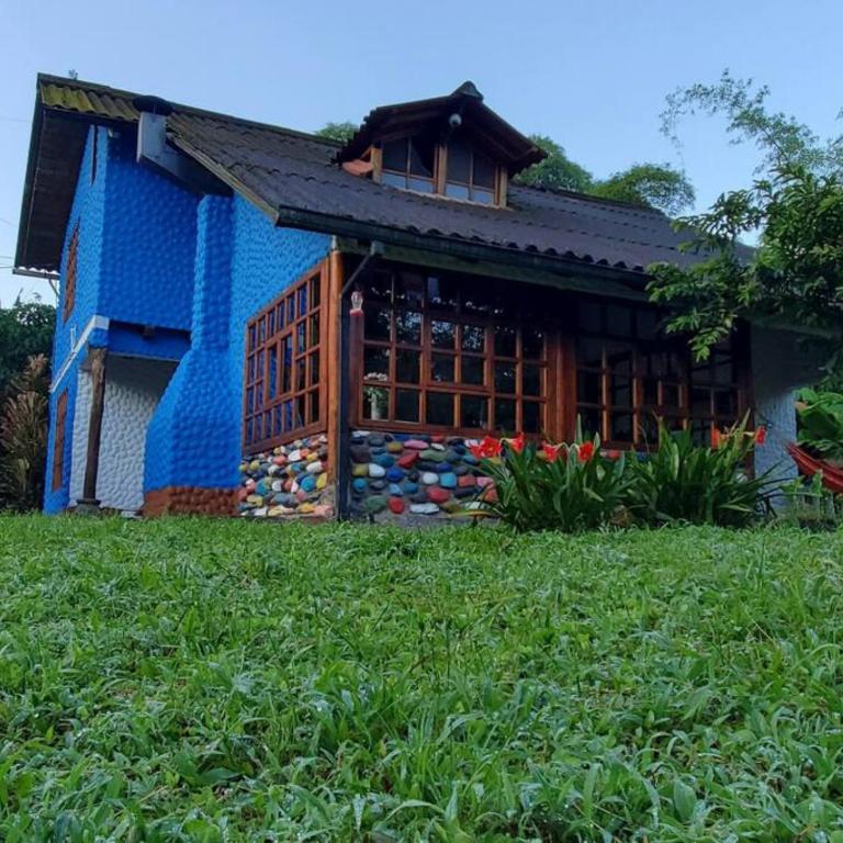 基多的住宿－El Colibrí Azul，蓝色屋顶的小房子