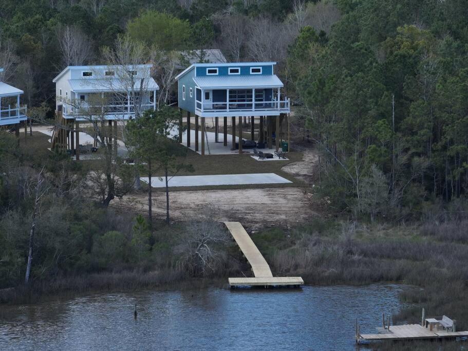 een huis aan de oever van een waterlichaam bij The Ansley at Clermont Harbor in Clermont Harbor