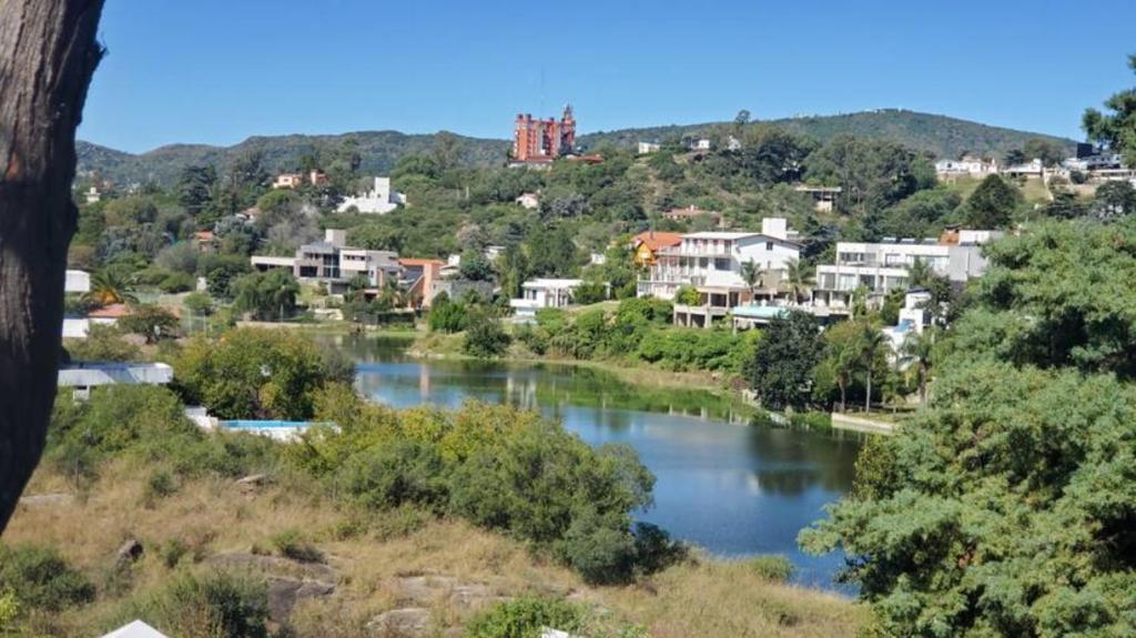 Blick auf einen Fluss mit Häusern und eine Stadt in der Unterkunft ESPACIO AMAITÀ in Villa Carlos Paz
