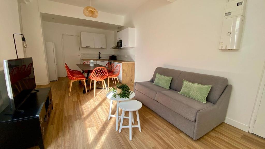 un salon avec un canapé et une table dans l'établissement POIS3OUEST - Vast apartment at Poissonnière 8P, à Paris