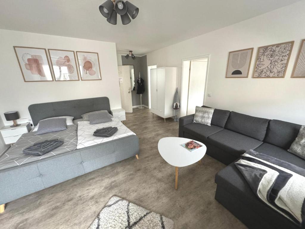 ein Wohnzimmer mit einem Sofa und einem Tisch in der Unterkunft Stilvolle Ferienwohnung mit Stellplatz WLAN free Netflix Nähe Bahnhof in Zwickau