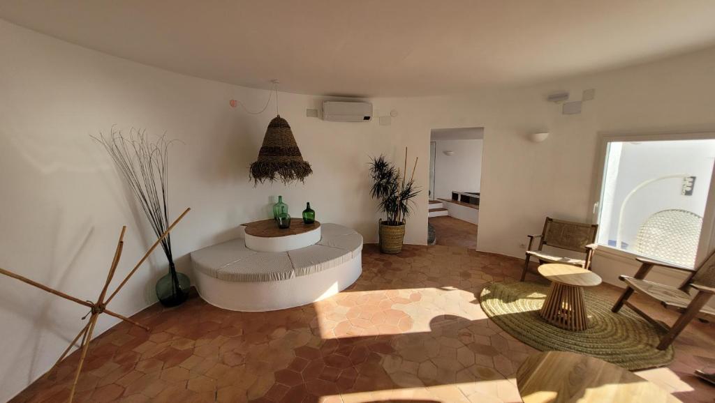 A seating area at Agi Castell Mar