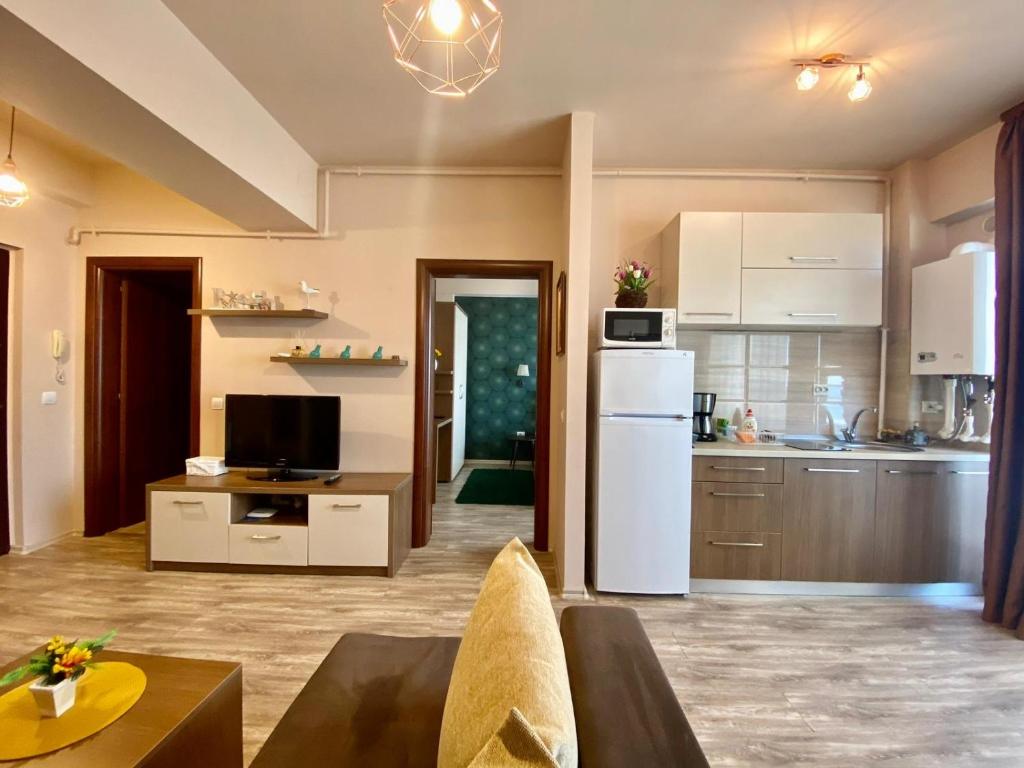 cocina y sala de estar con nevera blanca en Best View Summerland, en Mamaia
