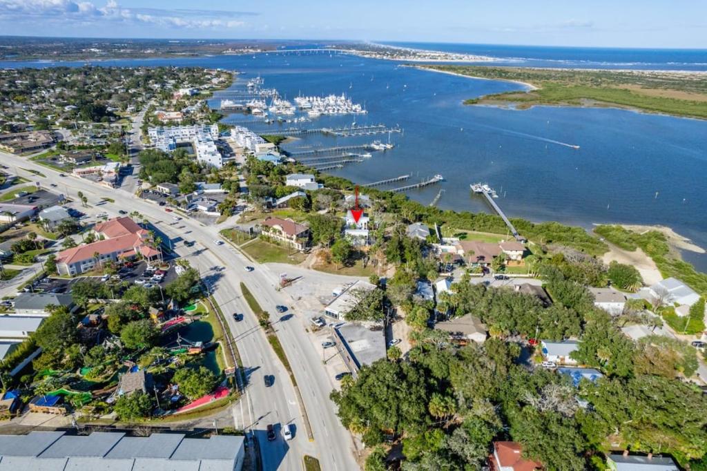 eine Luftansicht auf die Stadt und das Wasser in der Unterkunft Sunset Cove - Heated Pool - Sea Views - Walkable in St. Augustine