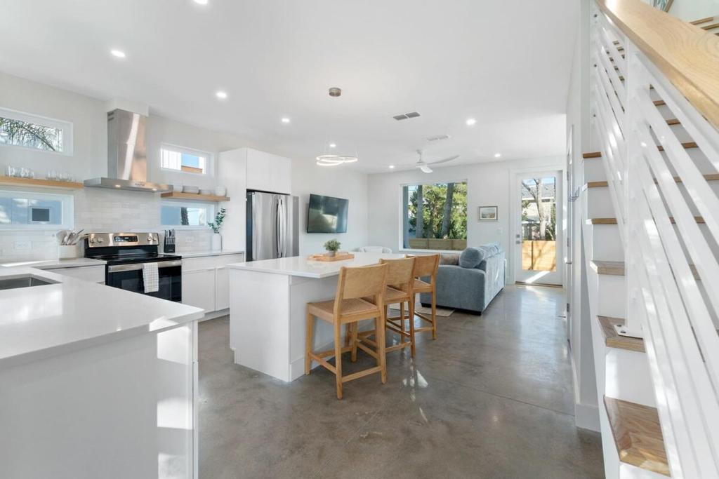 eine Küche und ein Wohnzimmer mit Tisch und Stühlen in der Unterkunft Sunset Cove - Heated Pool - Sea Views - Walkable in St. Augustine