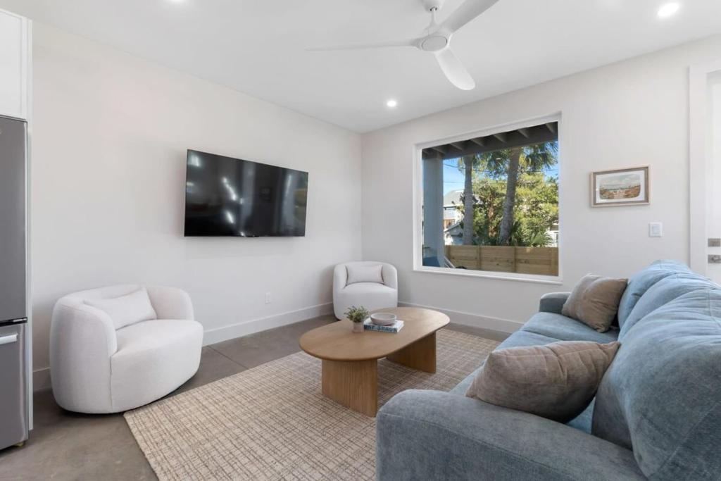 TV&#47;Unterhaltungsangebot in der Unterkunft Sunset Cove - Heated Pool - Sea Views - Walkable