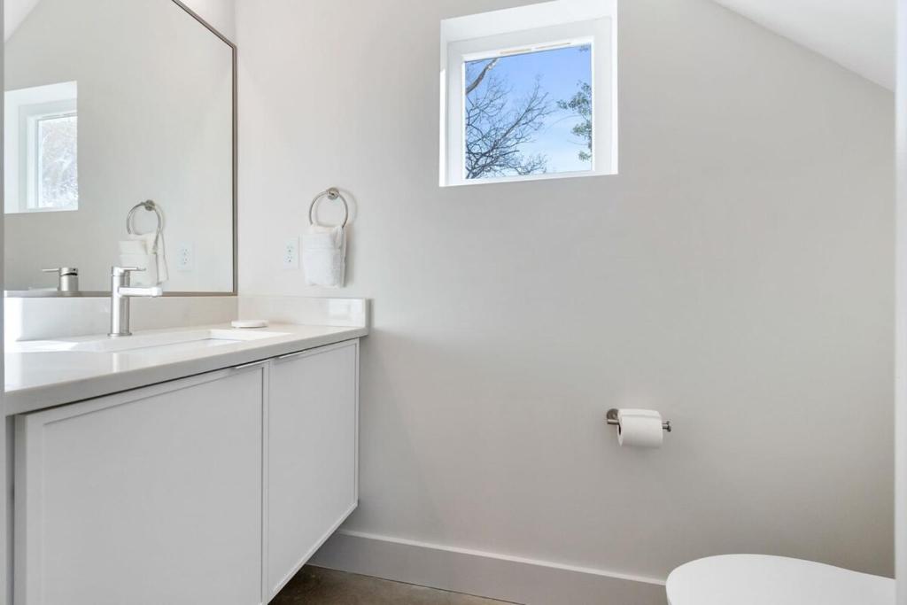 Ein Badezimmer in der Unterkunft Sunset Cove - Heated Pool - Sea Views - Walkable