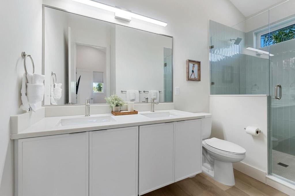 Ein Badezimmer in der Unterkunft Sunset Cove - Heated Pool - Sea Views - Walkable