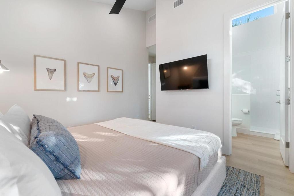 Ein Bett oder Betten in einem Zimmer der Unterkunft Sunset Cove - Heated Pool - Sea Views - Walkable