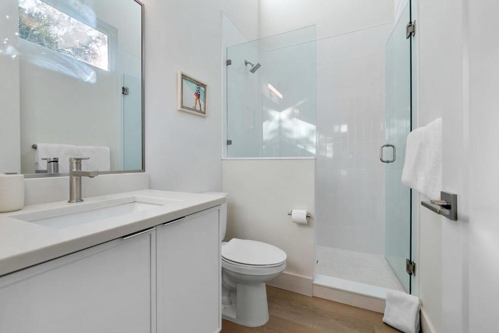Ein Badezimmer in der Unterkunft Sunset Cove - Heated Pool - Sea Views - Walkable