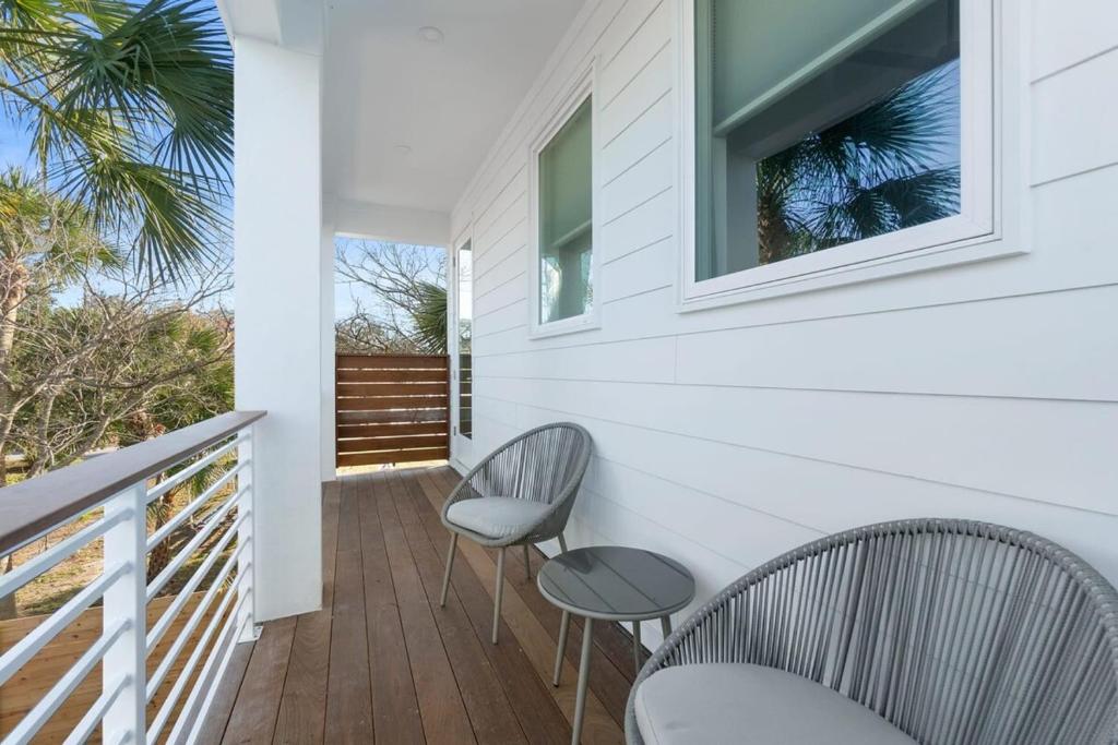 Ein Balkon oder eine Terrasse in der Unterkunft Sunset Cove - Heated Pool - Sea Views - Walkable