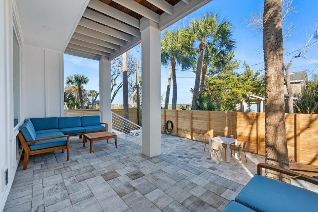 Ein Balkon oder eine Terrasse in der Unterkunft Sunset Cove - Heated Pool - Sea Views - Walkable