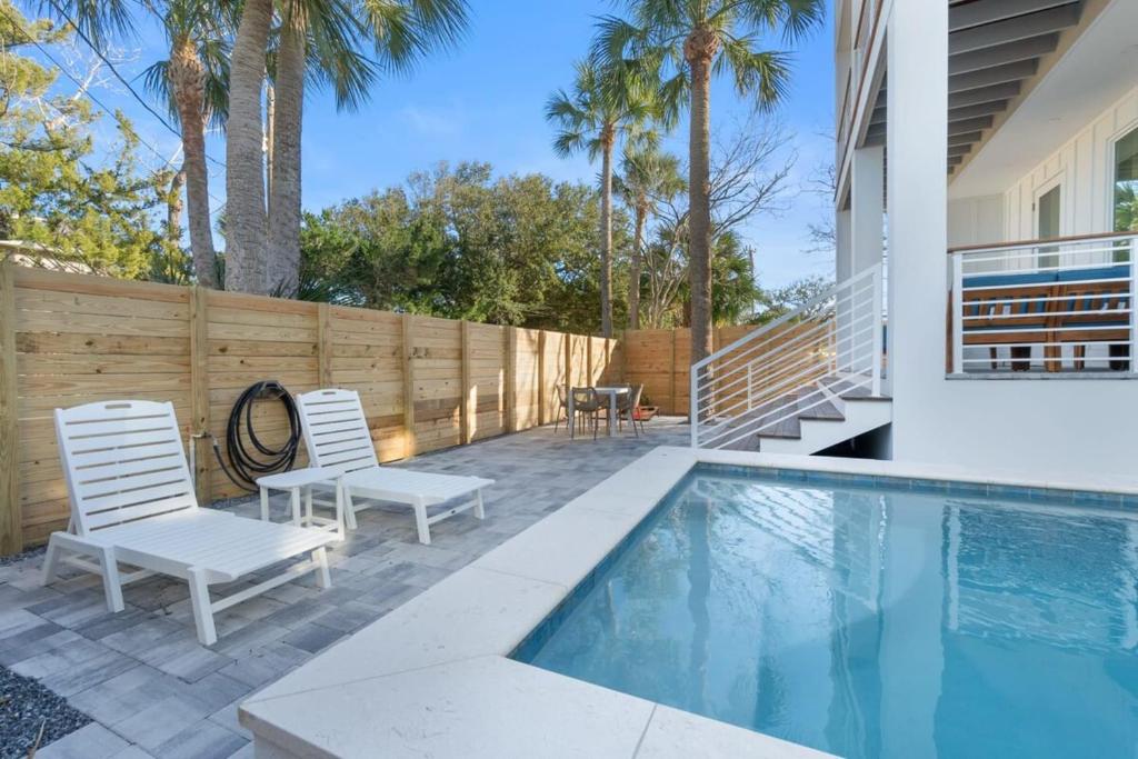Der Swimmingpool an oder in der Nähe von Sunset Cove - Heated Pool - Sea Views - Walkable