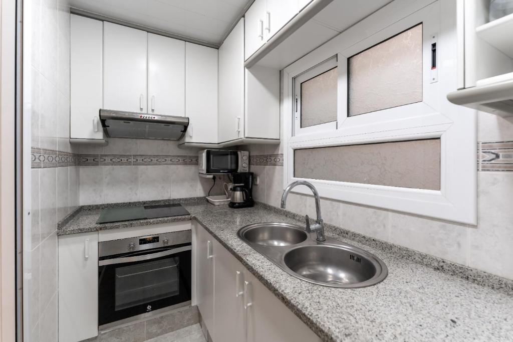 A kitchen or kitchenette at Apartamento Pau Picasso con terraza Tossa de Mar