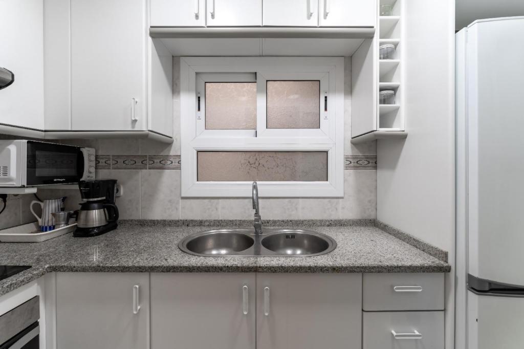 A kitchen or kitchenette at Apartamento Pau Picasso con terraza Tossa de Mar