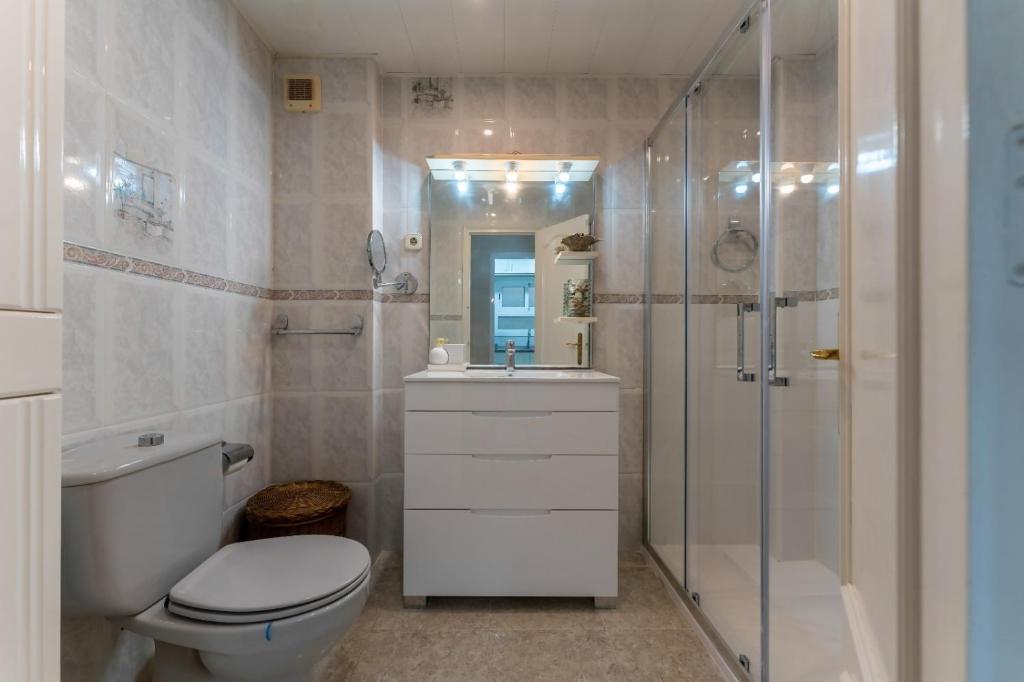 A bathroom at Apartamento Pau Picasso con terraza Tossa de Mar