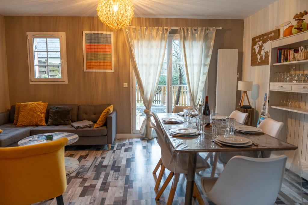 a living room with a table and a couch at L'Avocette en Baie in Saint-Valery-sur-Somme