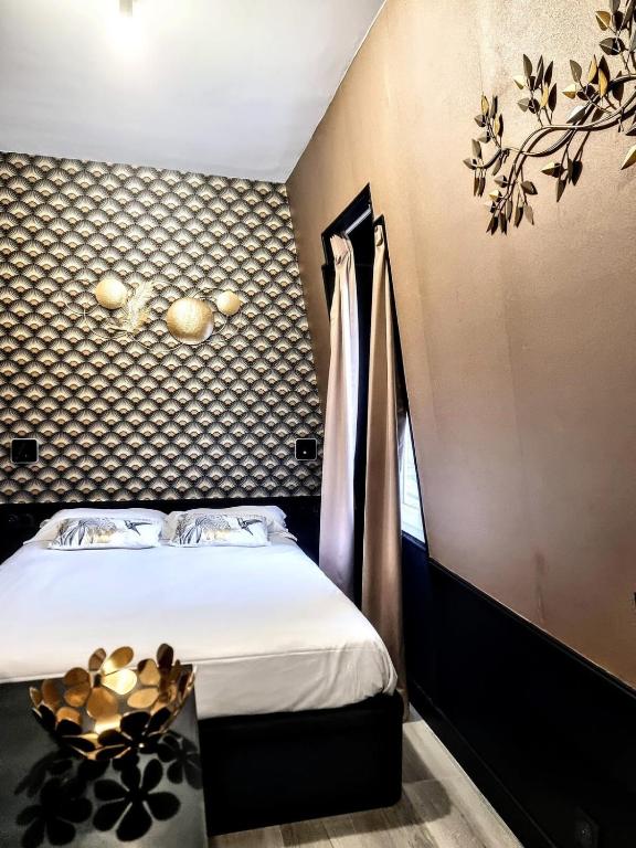 - une chambre avec un lit et une table avec un bol dans l'établissement Cosy & chic - Eiffel Tower, à Paris